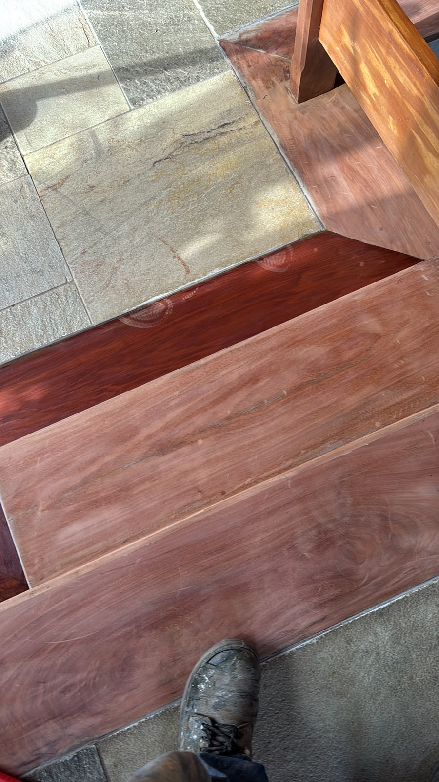 Pintura e acabamento de portão em imóvel de tijolos